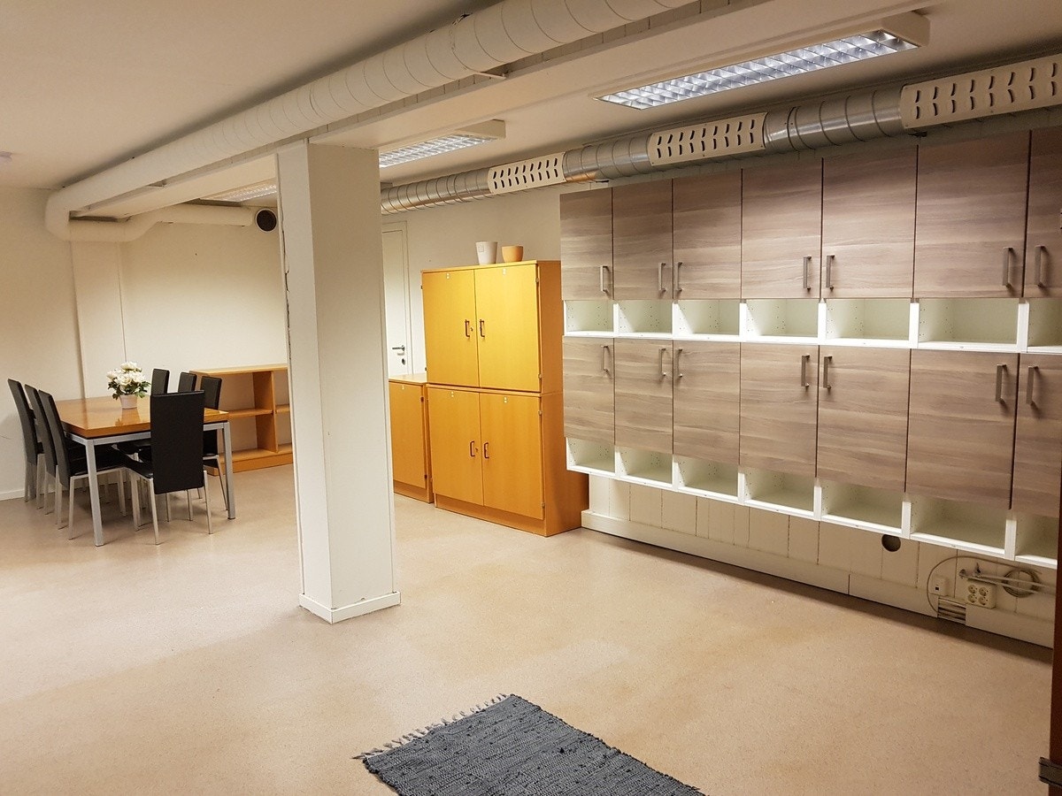 Spiserom. Egne medium kombiskap med kodelås Galleribilde