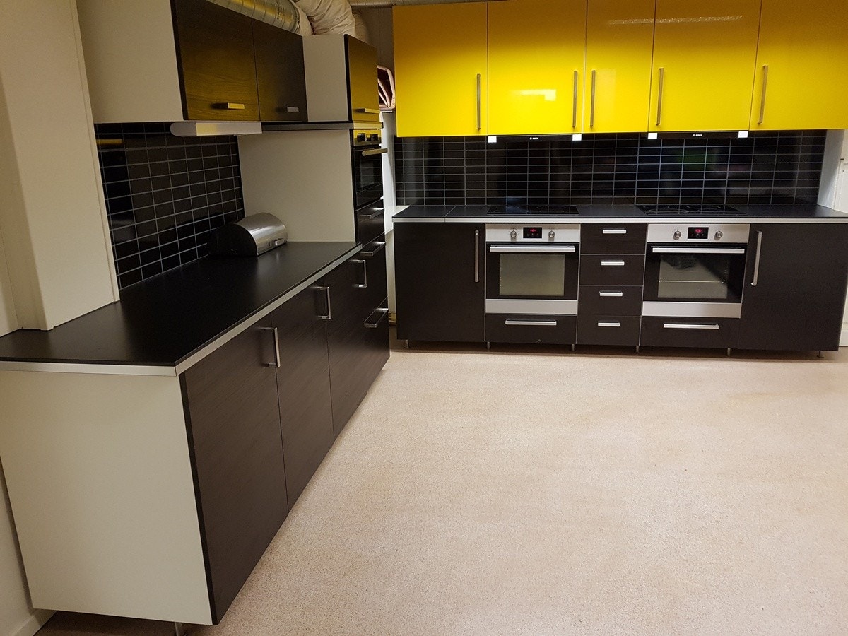 Kjøkken med to platetopper og to ovner Galleribilde