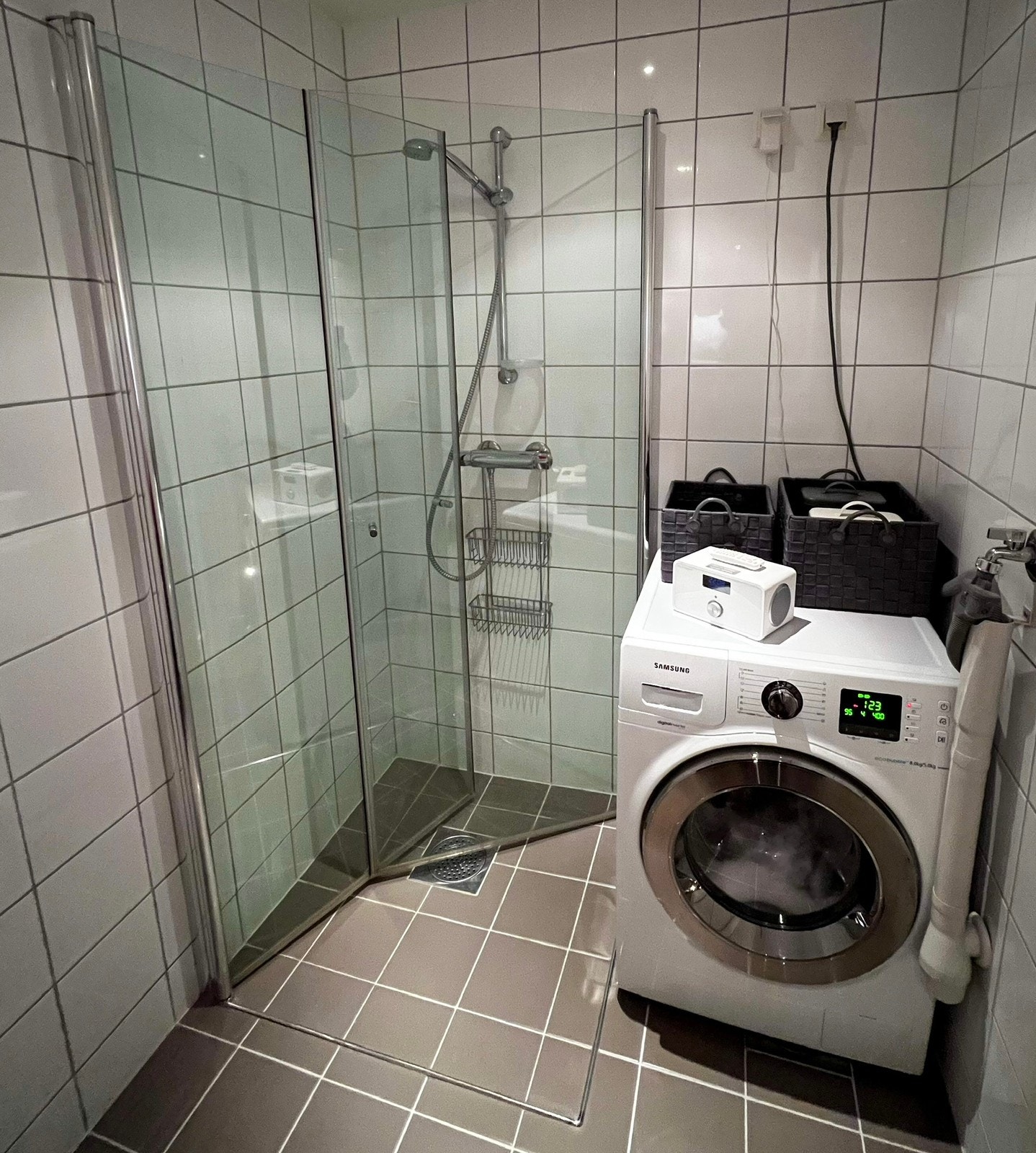 Dusj og kombinert vask/tørk maskin Galleribilde