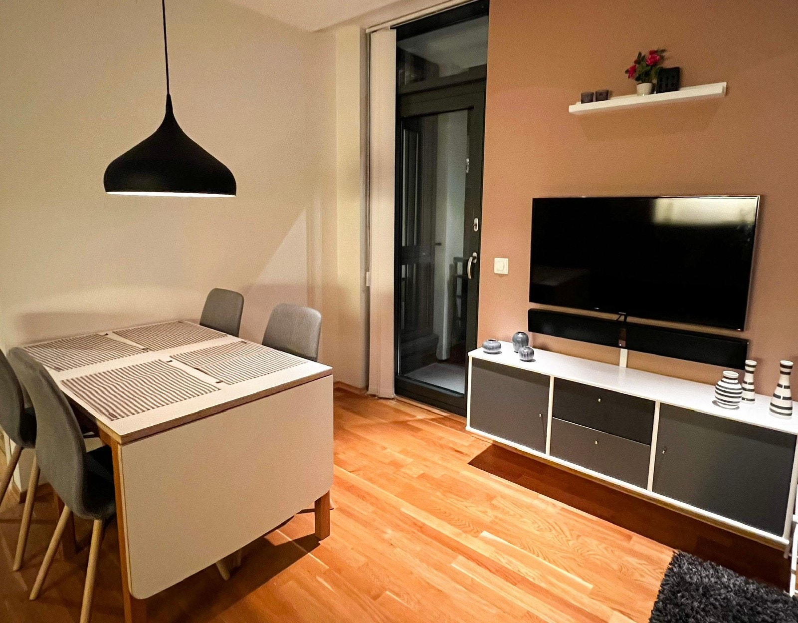 Spisebord med plass til 6 personer Galleribilde