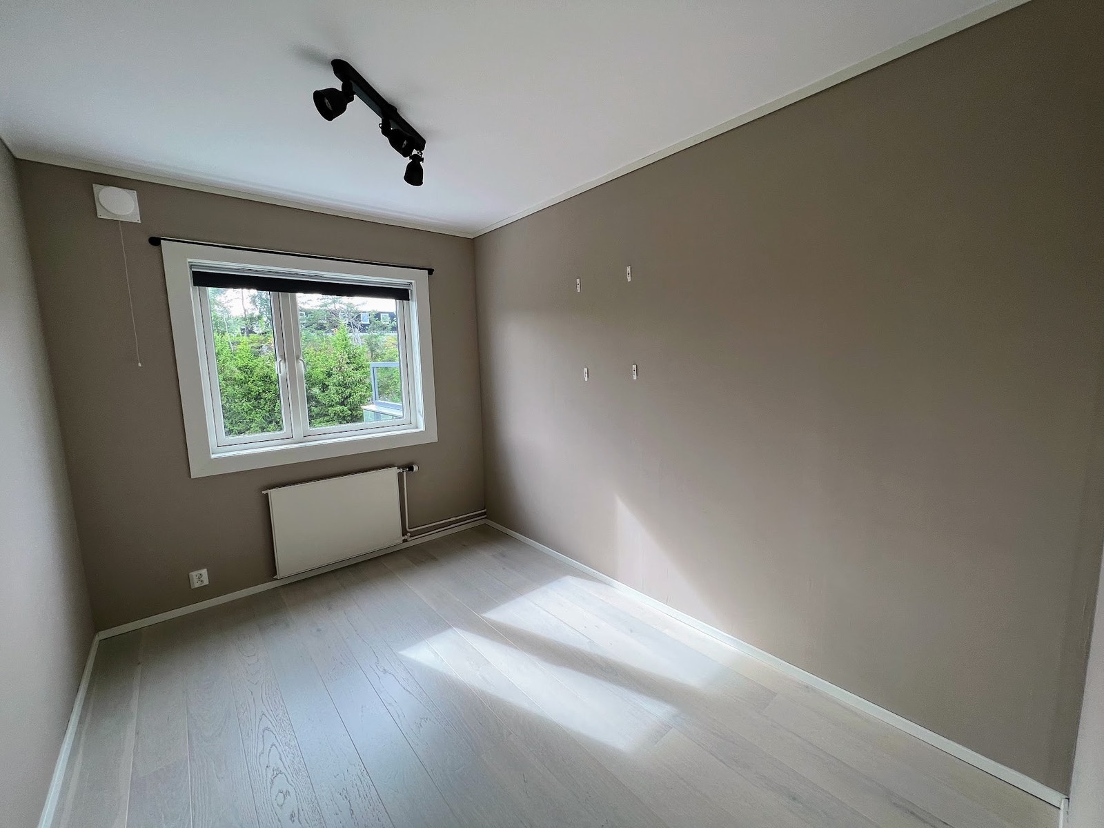 Soverom2 - uten møbler - leiligheten blir malt i nye og friske farger i uke 50 Galleribilde