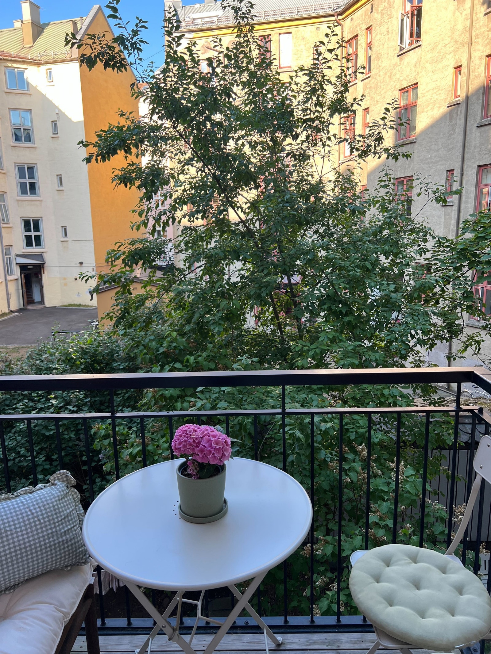 Balkong mot bakgård Galleribilde