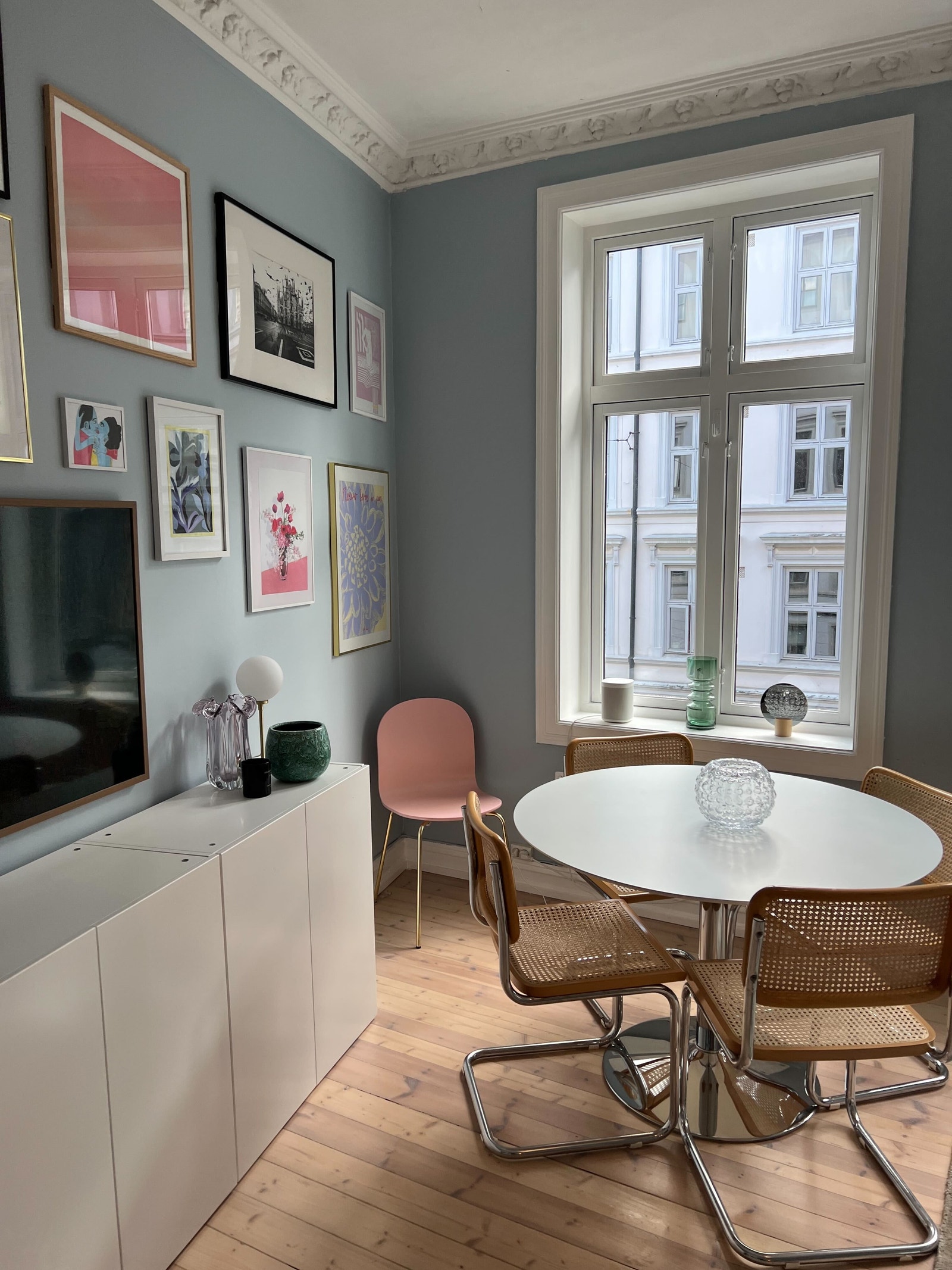 Spisebord med plass til opptil fem Galleribilde