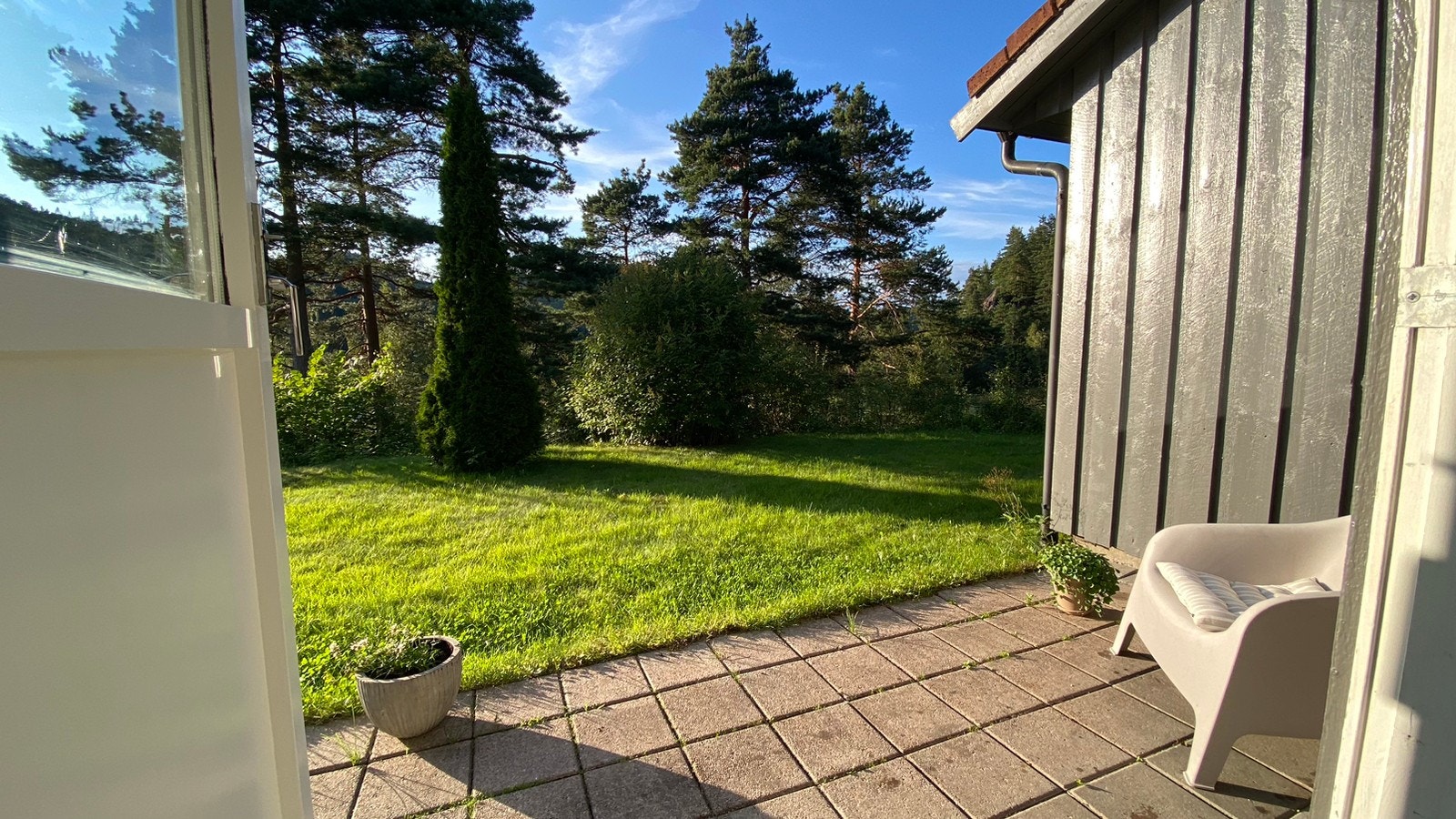 Egen uteplass med mye kveldssol! Galleribilde