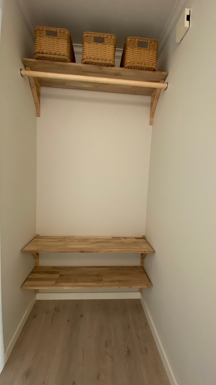 Garderobe i gangen Galleribilde