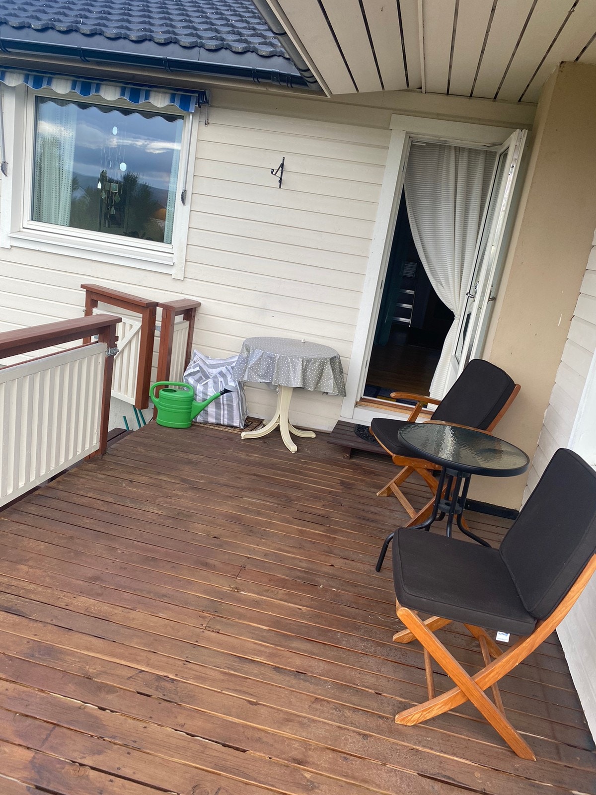 Stor veranda på framsida av huset med svært gode solforhold Galleribilde