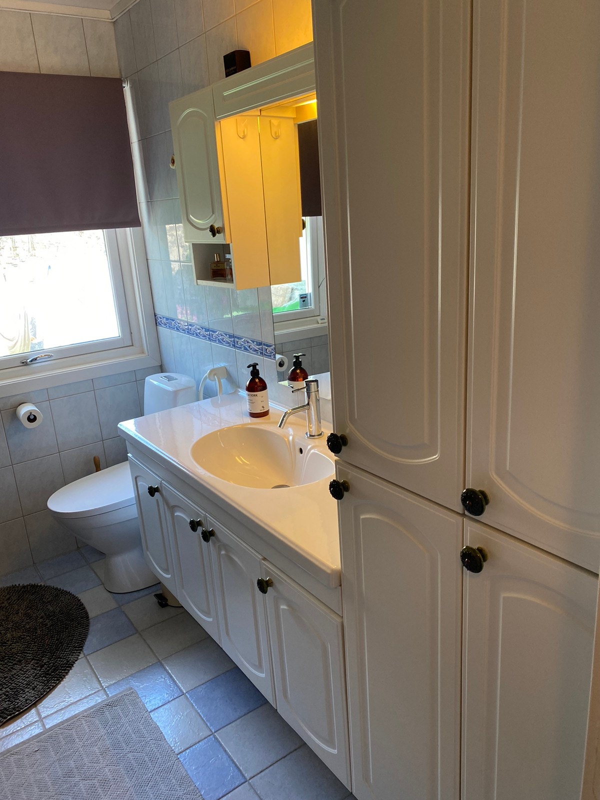 Bad i 1. etg med dusj og toalett Galleribilde