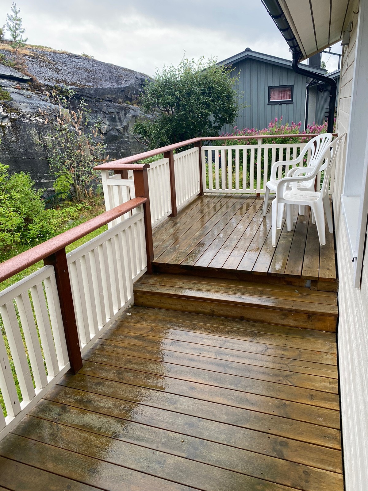 Skjerma platting bak huset med kveldssol Galleribilde