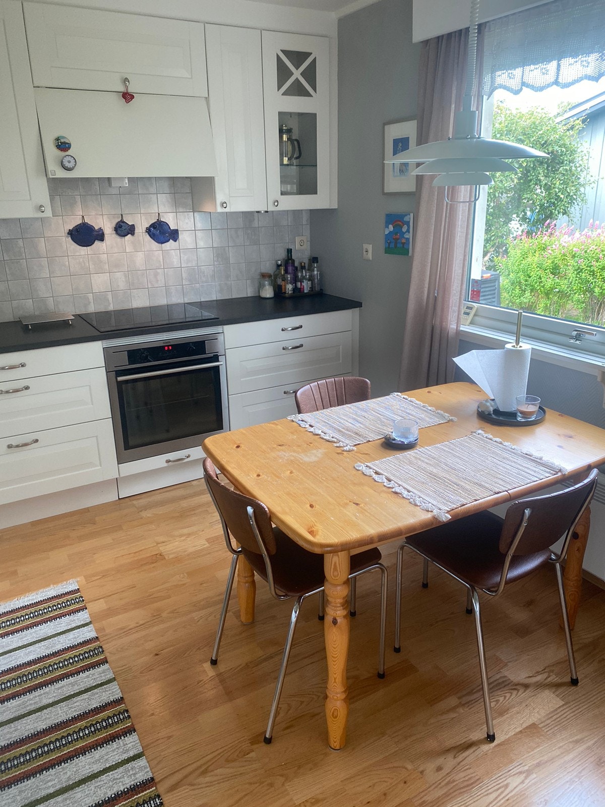 Separat kjøkken med god benk- og lagringsplass Galleribilde