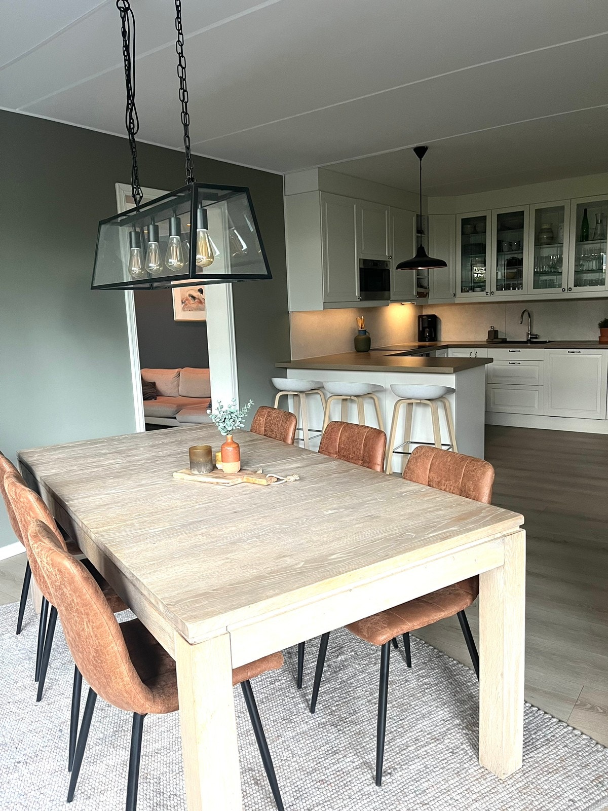 Stort kjøkken med spisestue Galleribilde