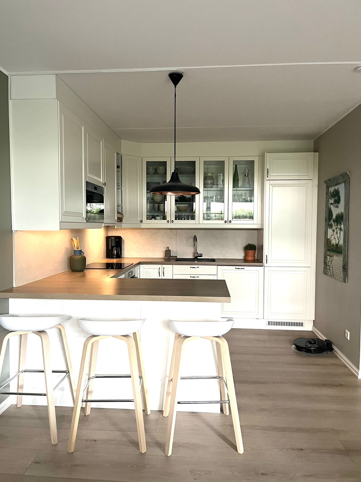 Moderne kjøkken med kjøkkenøy Galleribilde