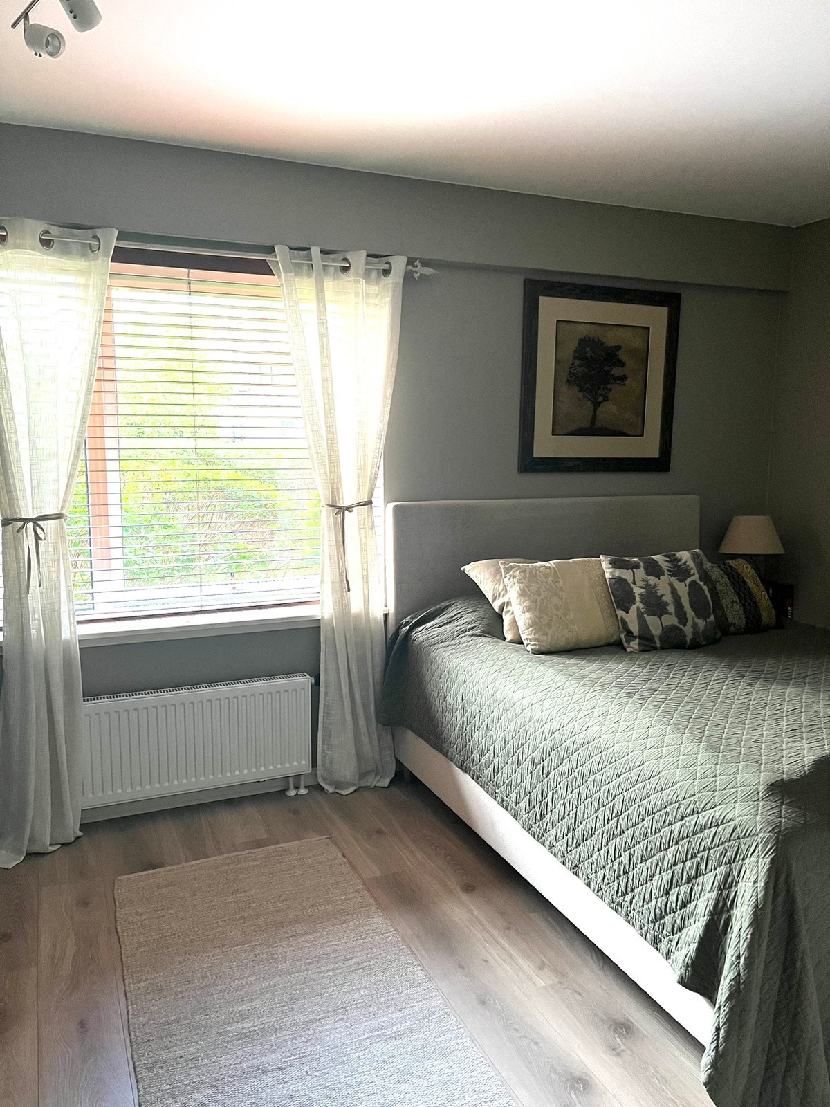 Hovedsoverom med god plass til stor dobbeltseng Galleribilde