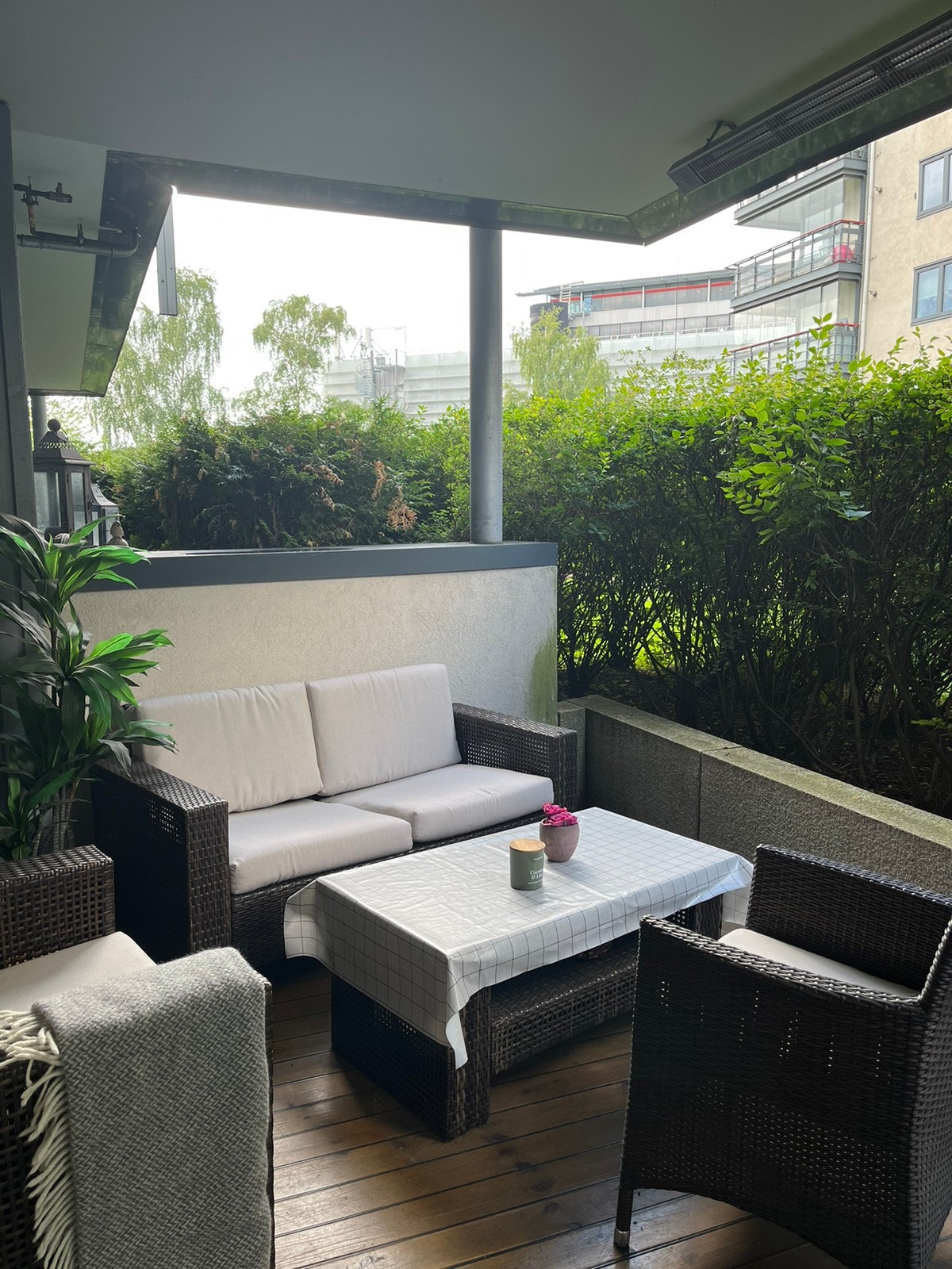 Terrasse 1 ligger usjenert til med ettermiddagssol. Hageøbler følger med. Galleribilde