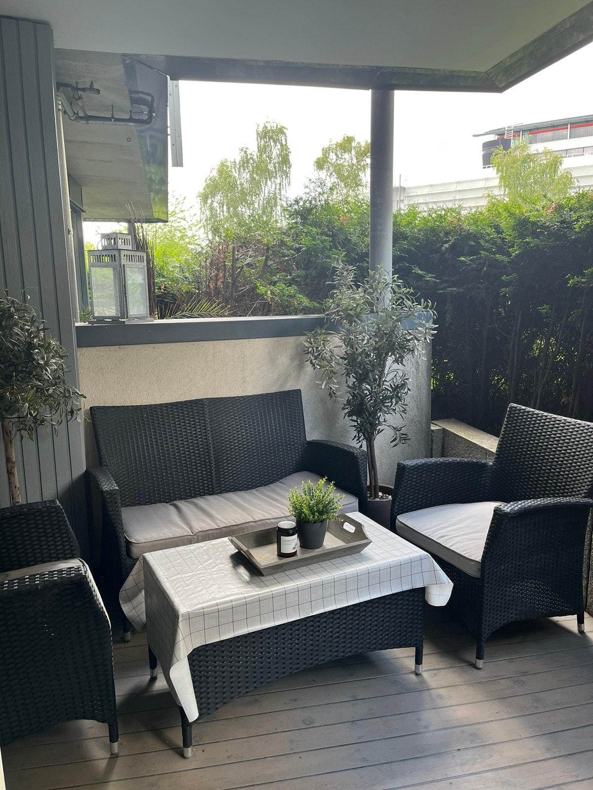 Terrasse 2 tilknyttet kjøkken /spisetue med plass til grill. Hagemøbler følger med. Galleribilde