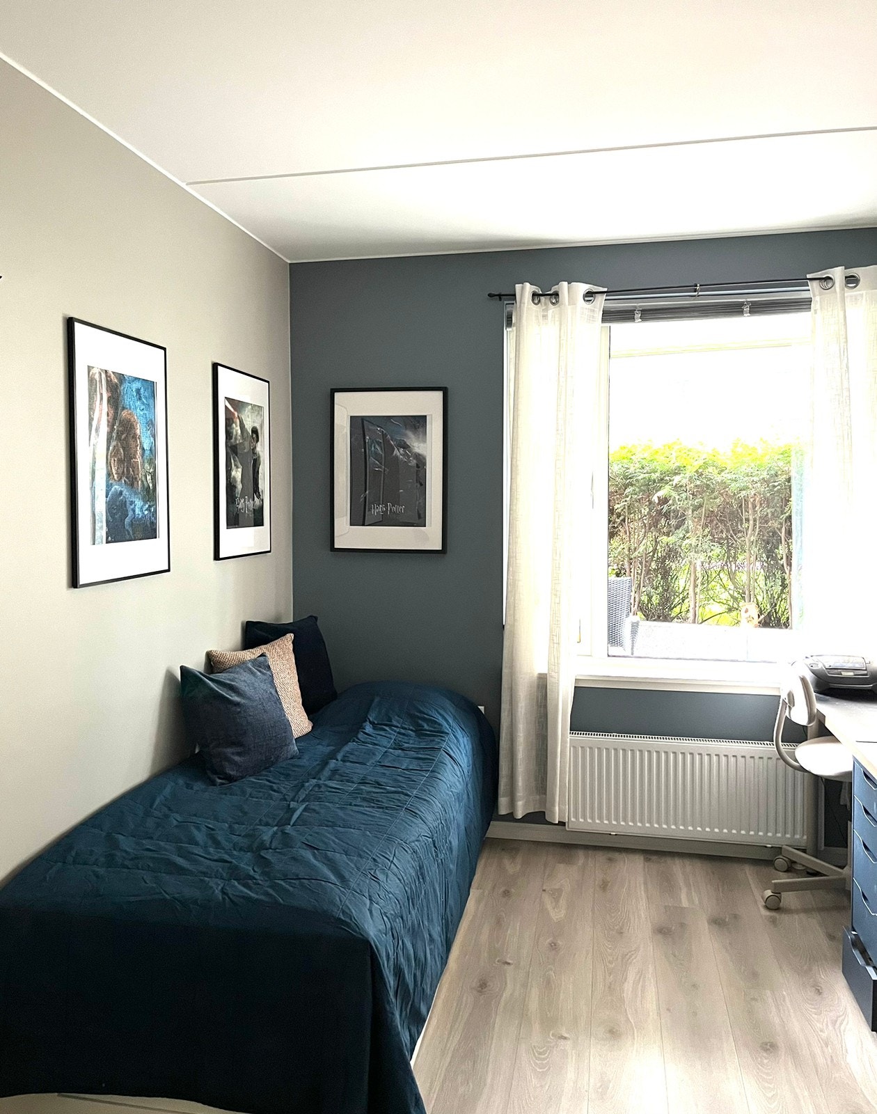 Soverom 3 med plass til dobbeltseng, garderobeskap og eget baderom Galleribilde