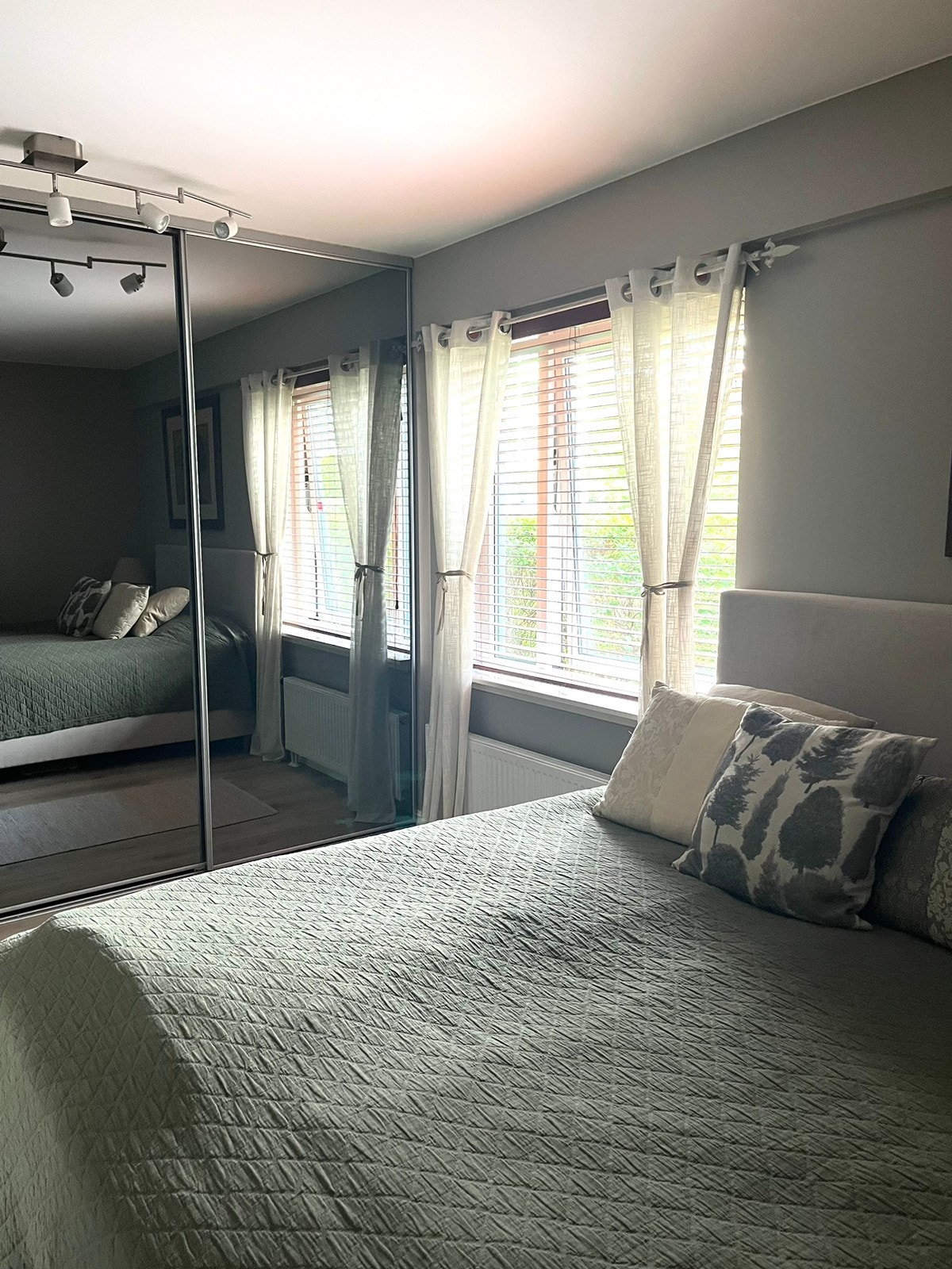 Hovedsoverom med rikelig garderobeløsning Galleribilde