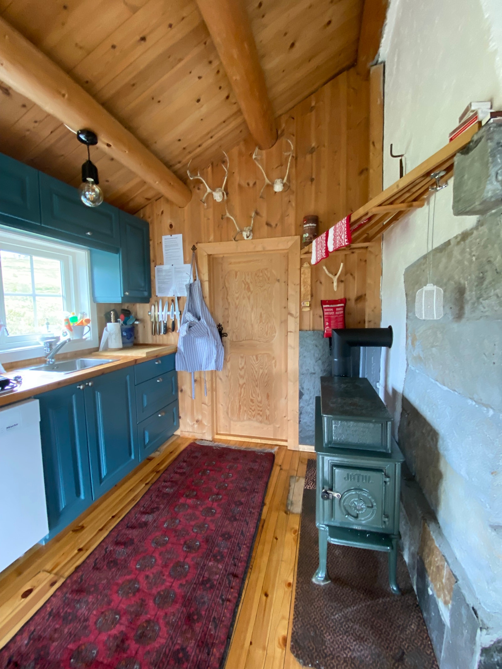 Kjøkken med Jøtul ovn. Varmer hele hytta Galleribilde