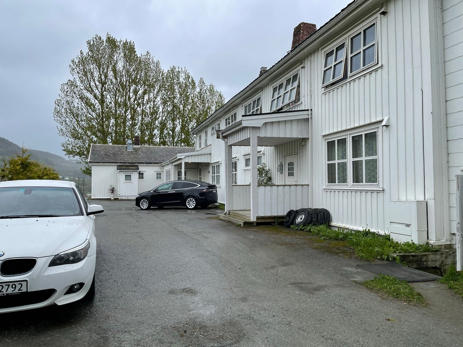 Noe parkering i front av eiendommen Galleribilde