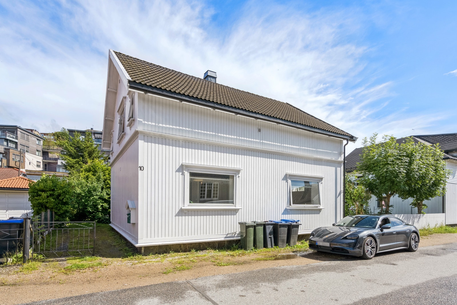 Parkering på høyre og venstre side av huset. Galleribilde