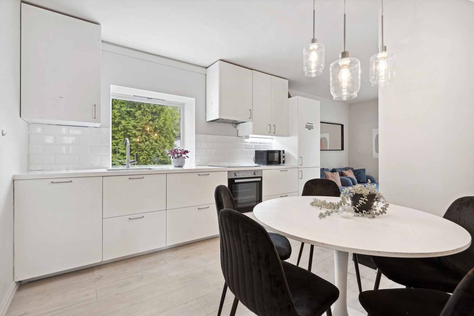 Kjøkken med 2 store kjøleskap, kjøkkenutstyr, fryser, micro. Galleribilde