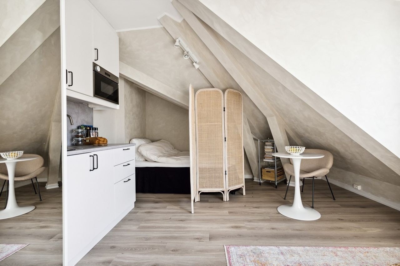 Plass til både seng og sofa Galleribilde