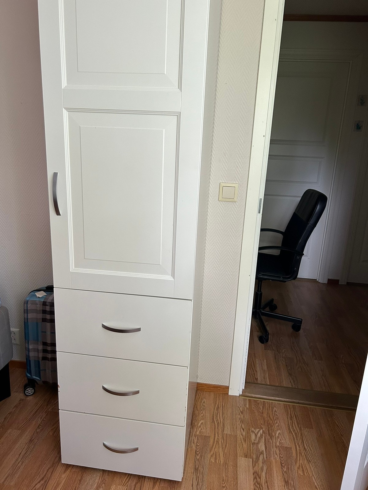 Garderobeskap Galleribilde