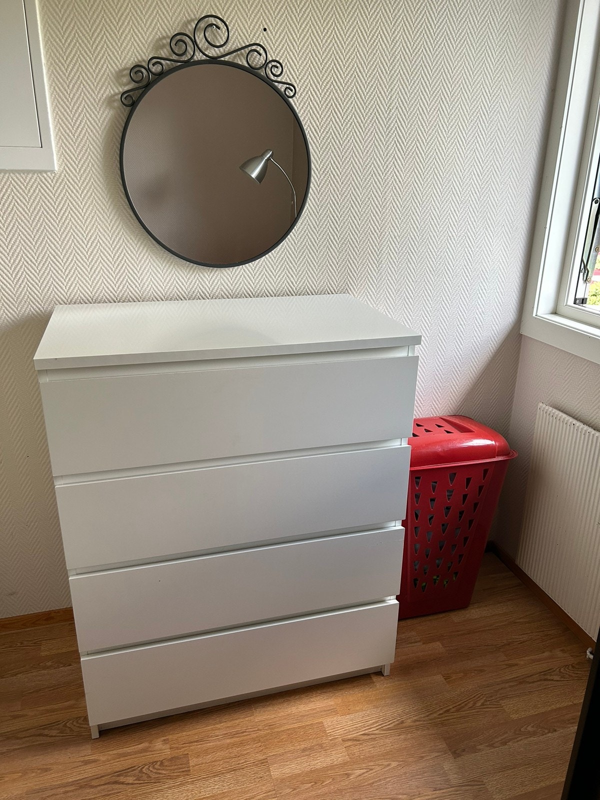 Kommode og skittentøykurv Galleribilde