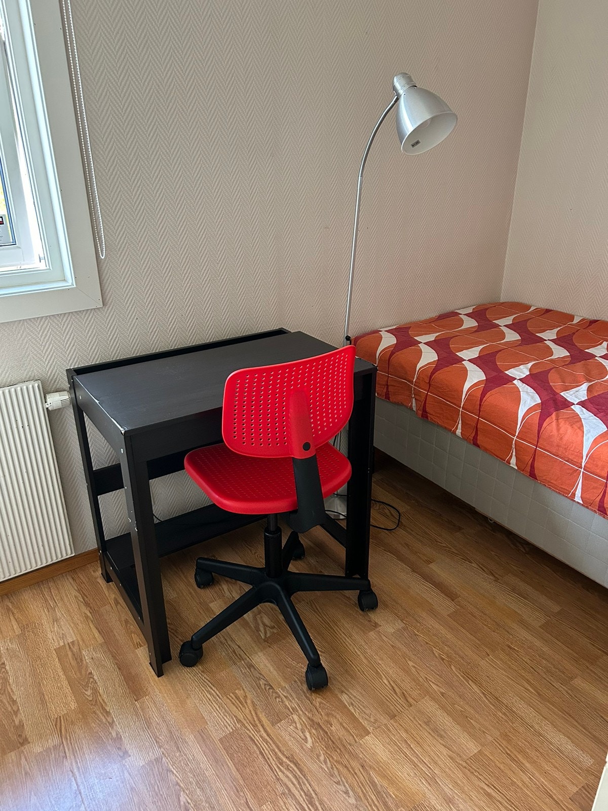 Et rom med seng, skrivebord og stol. Galleribilde