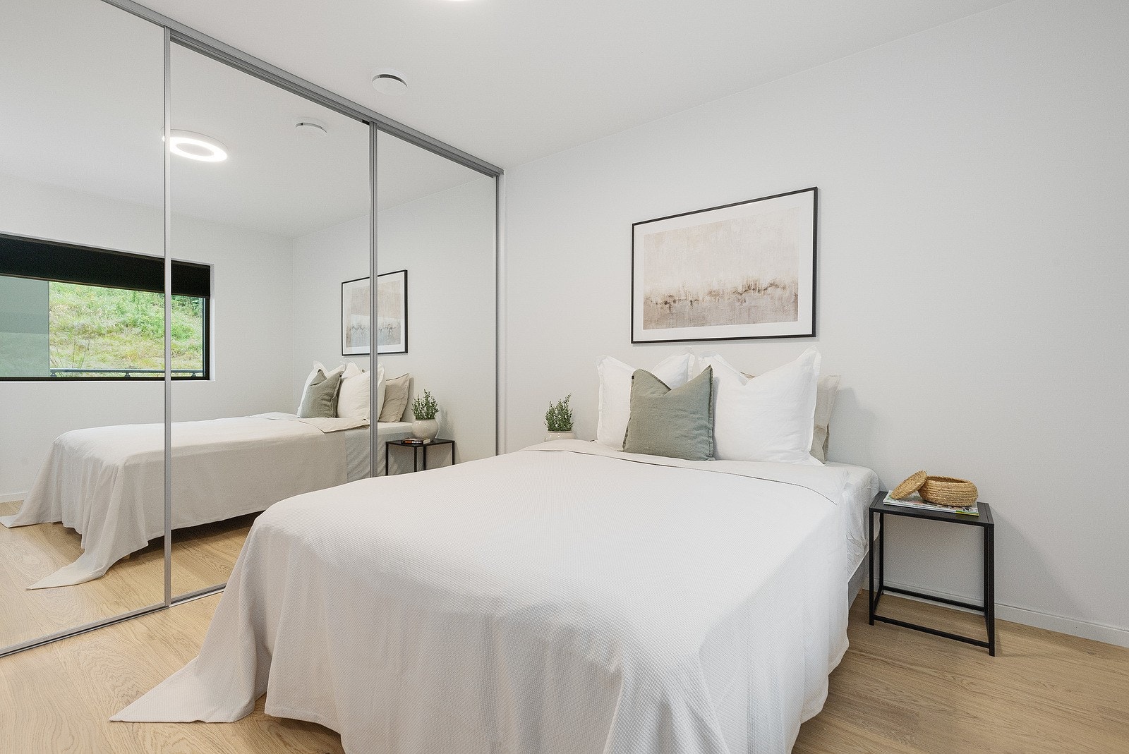 Hovedsoverom blir levert med stor skyvedørsgarderobe med speil og innredning. Galleribilde