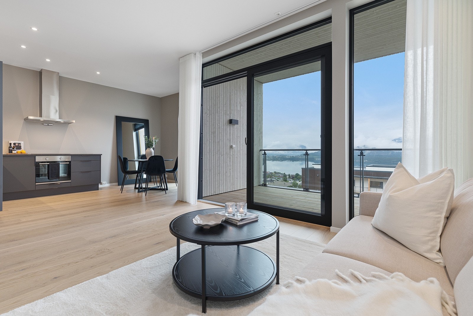 Store vindu fra gulv til tak, som gir fint lysinnslipp og fantastisk utsikt. Fra stue er det skyvedør ut til romslig overbygd balkong med glassrekkverk. Galleribilde