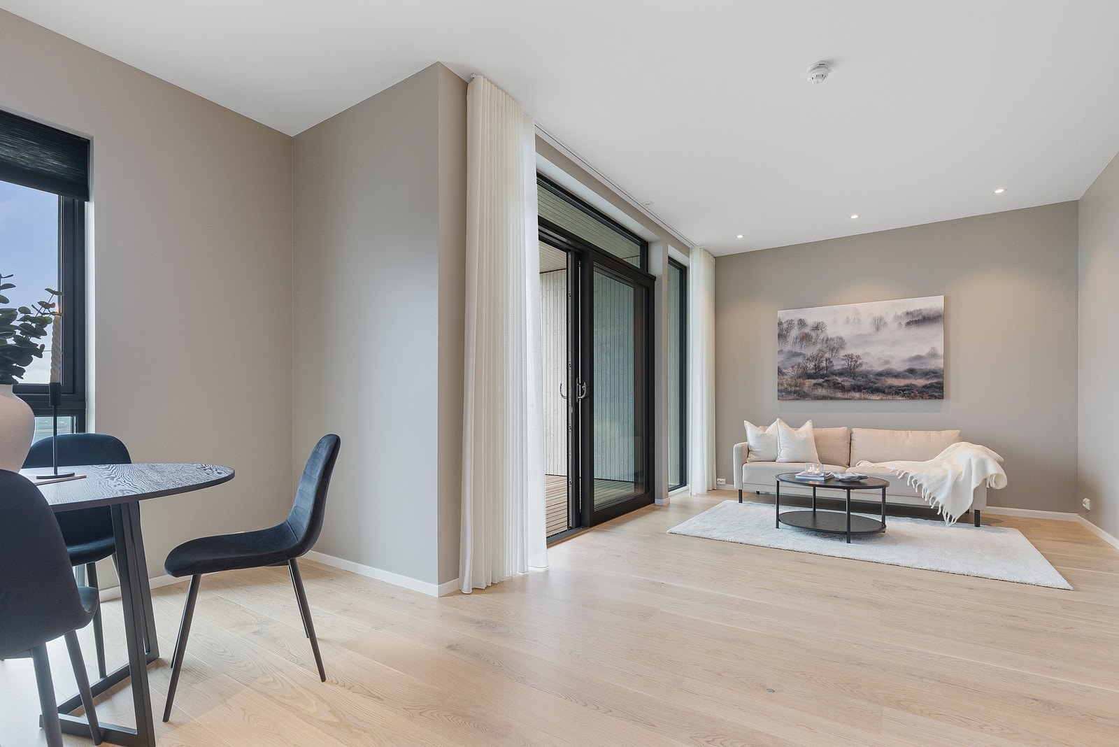 Stuen er lys og romslig, med god takhøyde. Det blir som standard levert 1-stavs eikeparkett på stue, kjøkken, gang og alle soverom. Galleribilde