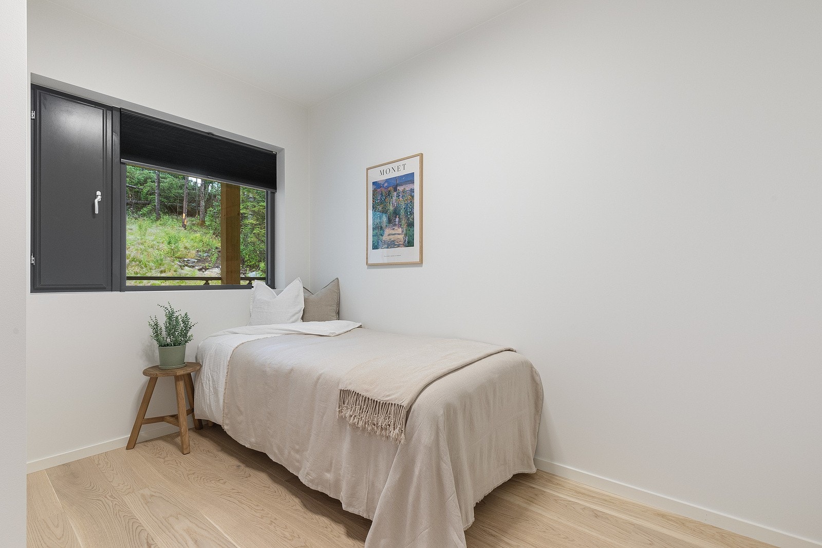 Soverom 2 har fin størrelse, med plass til m.a. seng og skyvedørsgarderobe. Galleribilde