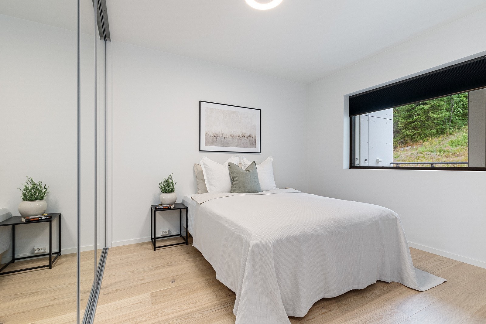 Romsleg hovudsoverom med skyvedørsgarderobe. Galleribilde