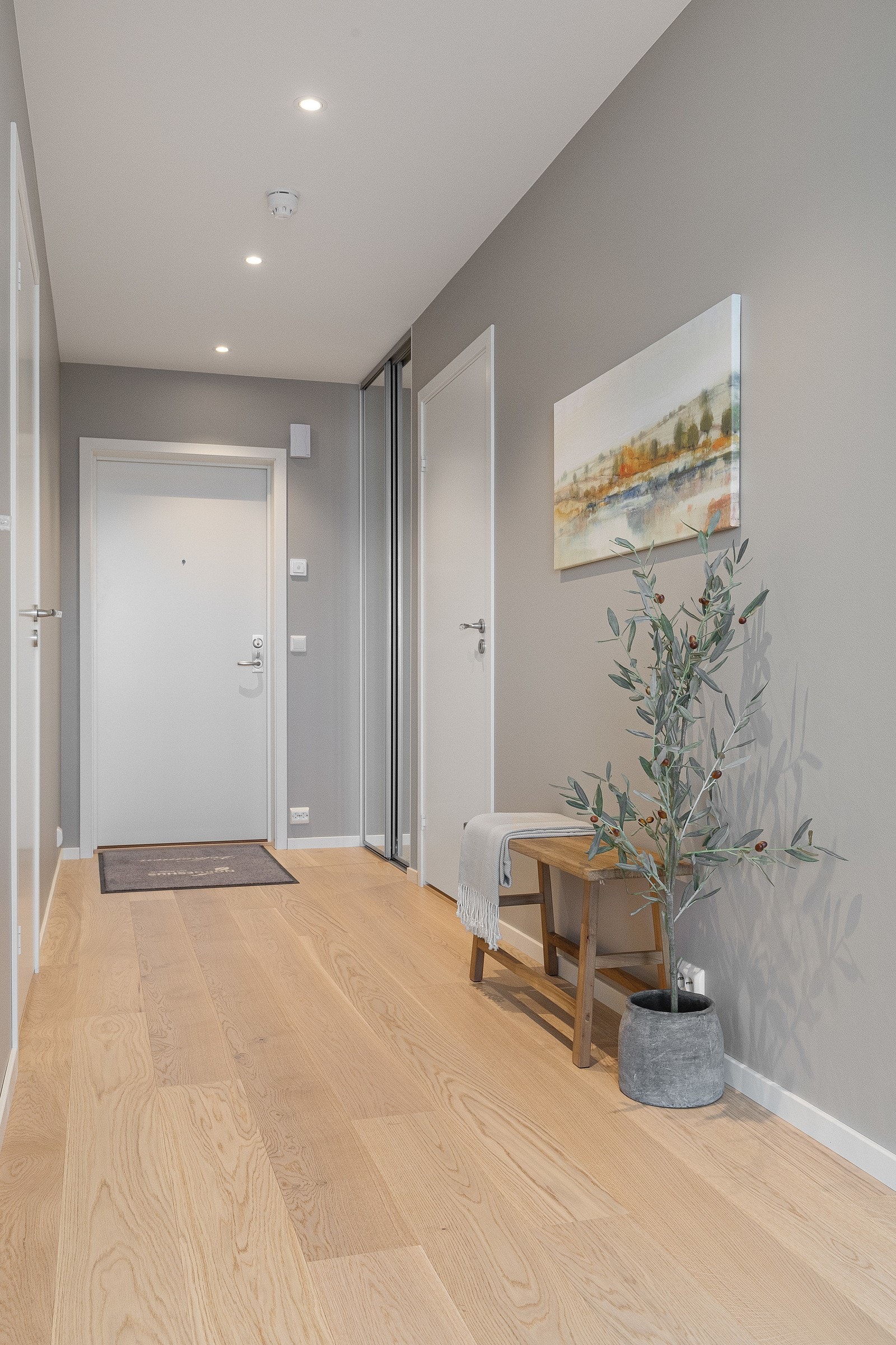 Romsleg entré med skyvedørsgarderobe. Galleribilde