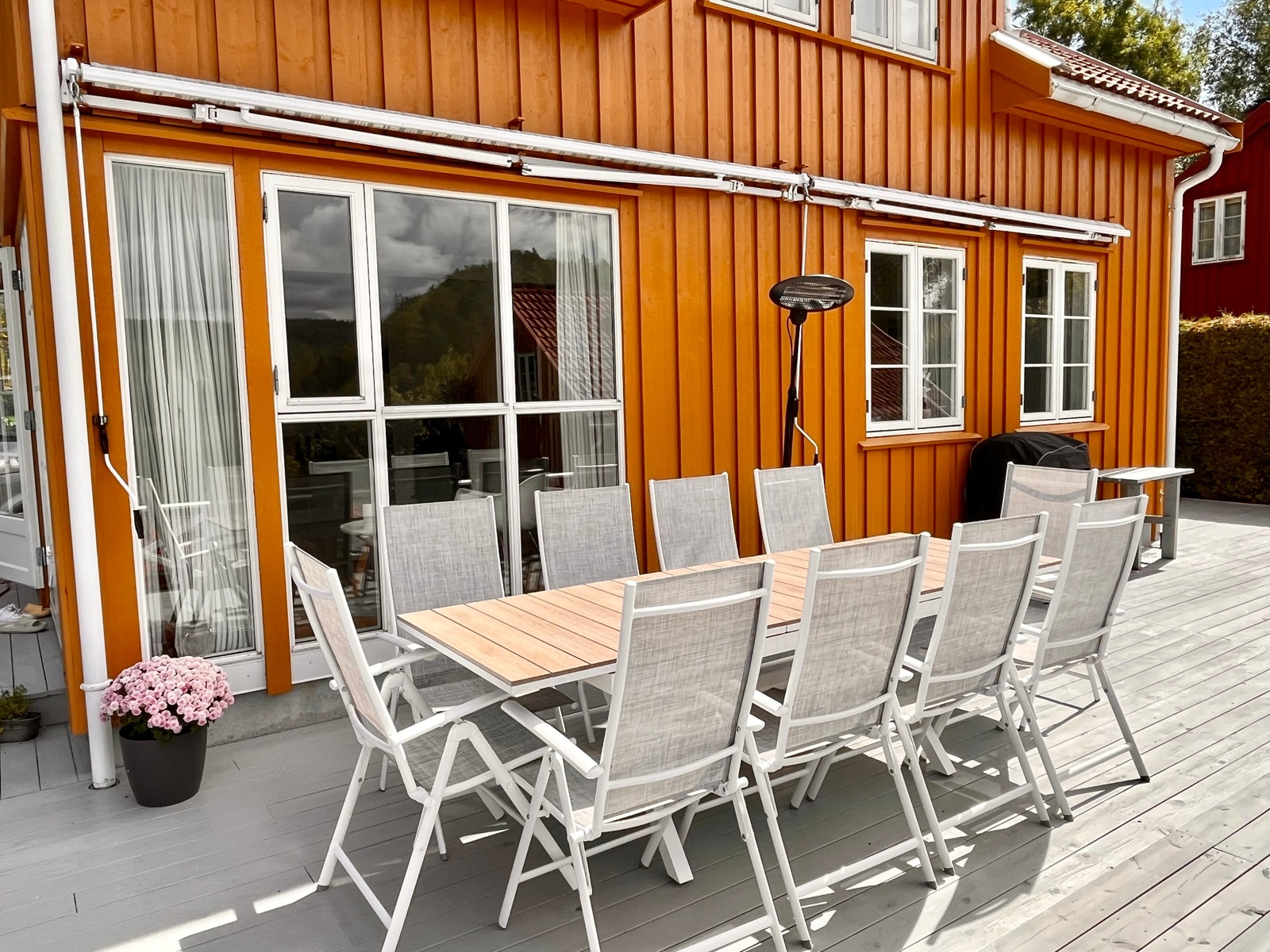 Fine hagemøbler. Kveldssol til kl. 22 om sommeren. Galleribilde