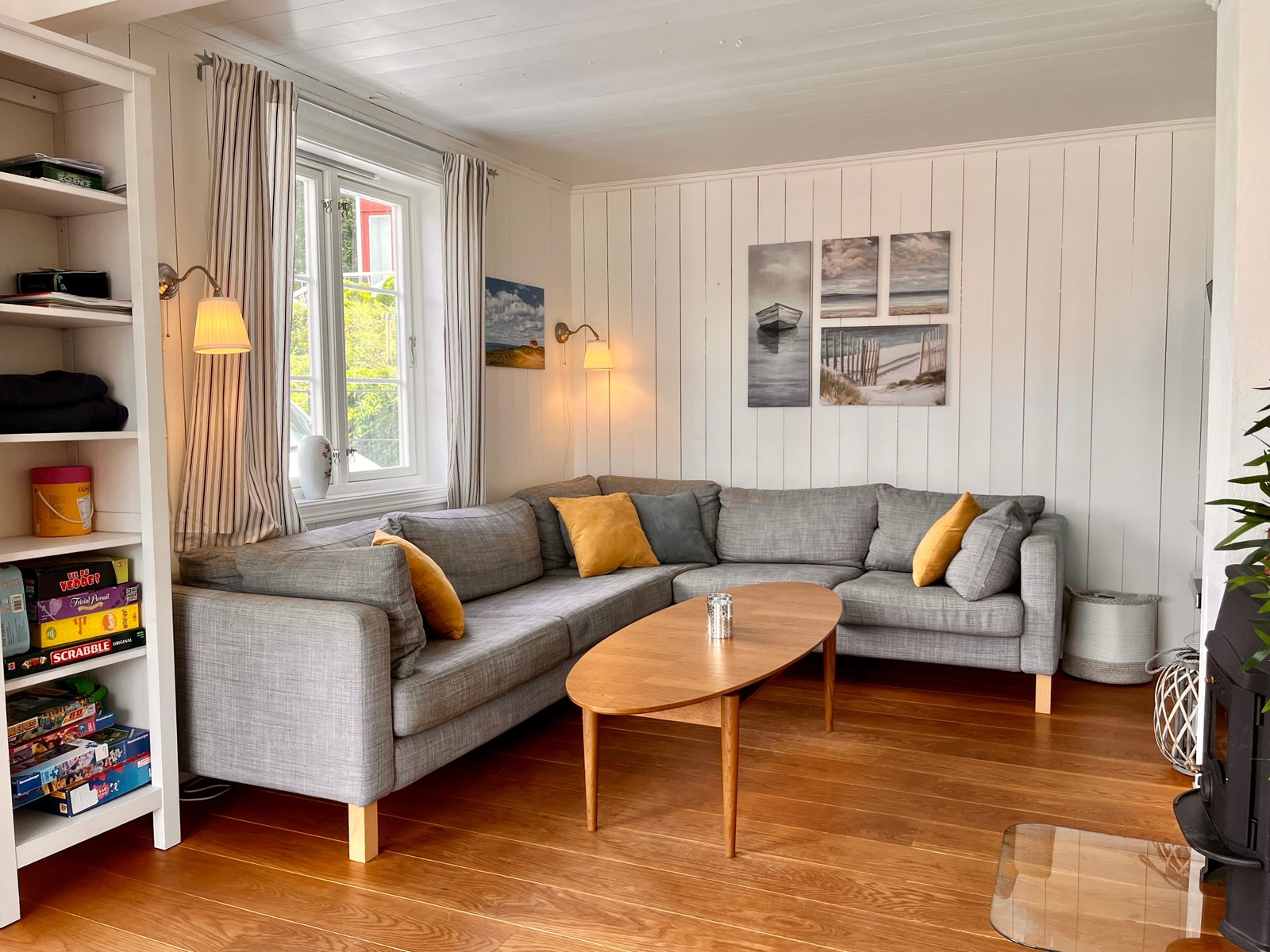 Stor sofa gruppe i stue foran TV og peisovn Galleribilde