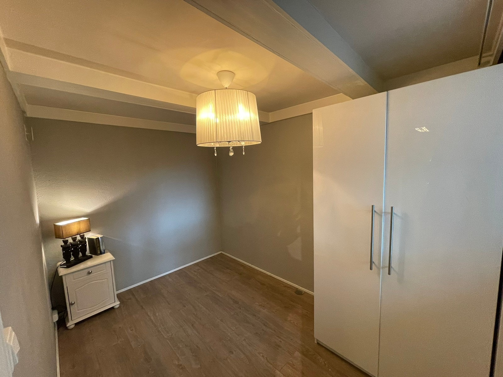 Soverom. Garderobeskap. Montert overskap i ettertid. Galleribilde