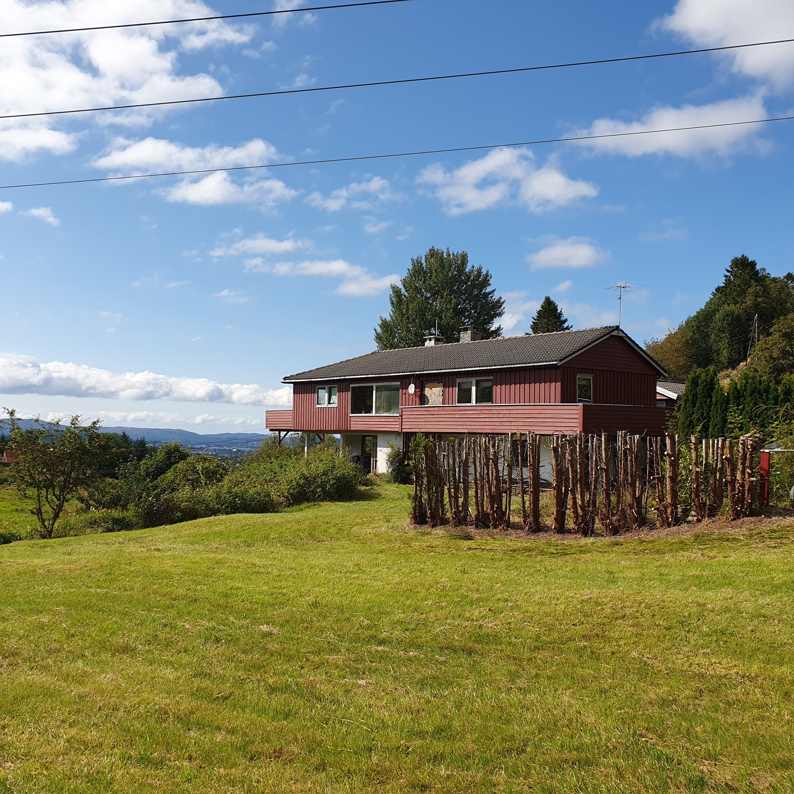 Huset sett fra "fotballbanen", ser fra sørvest. Galleribilde