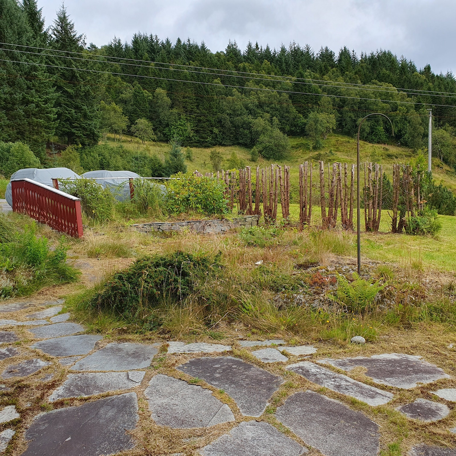 Hagen sett fra inngangen ser mot sørvest. Utsiktspunktet på Smørås fjellet Varane ligger over åsen midt i bildet ca 10-15 min å gå. Galleribilde