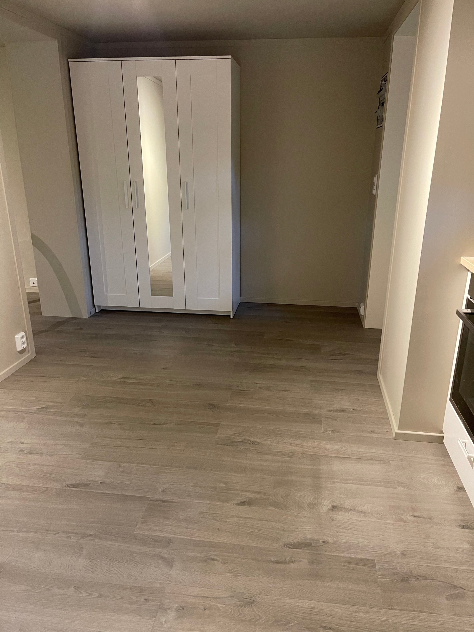 Klesskap ved inngang Galleribilde