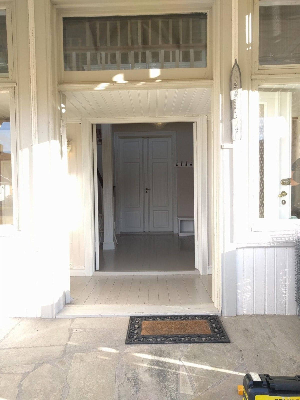 Inngangsparti og hall. Eget wc rom i 1. etg. Galleribilde