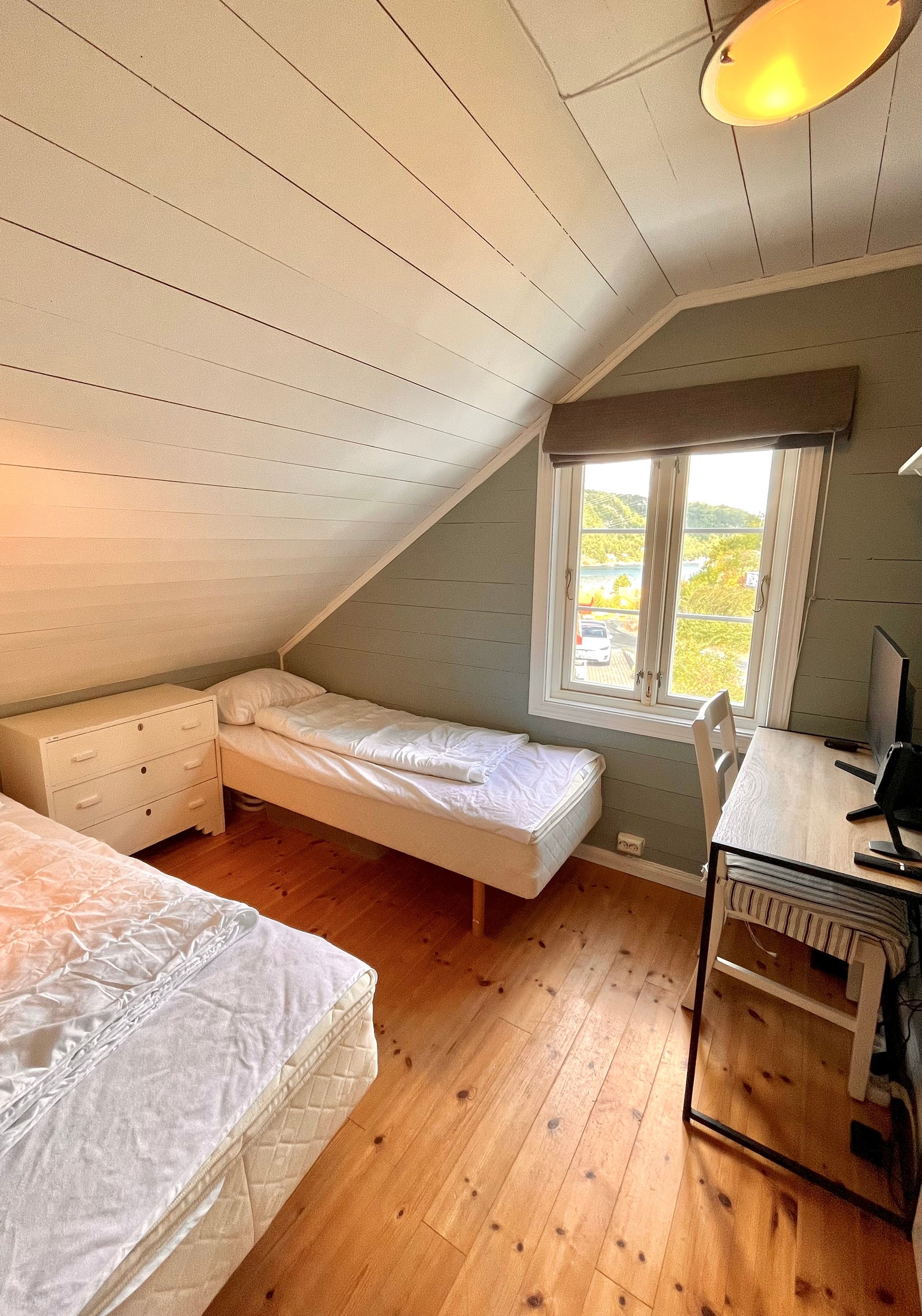 Soverom 3 med utsikt til sjøen, to enkeltsenger + ekstra TV Galleribilde