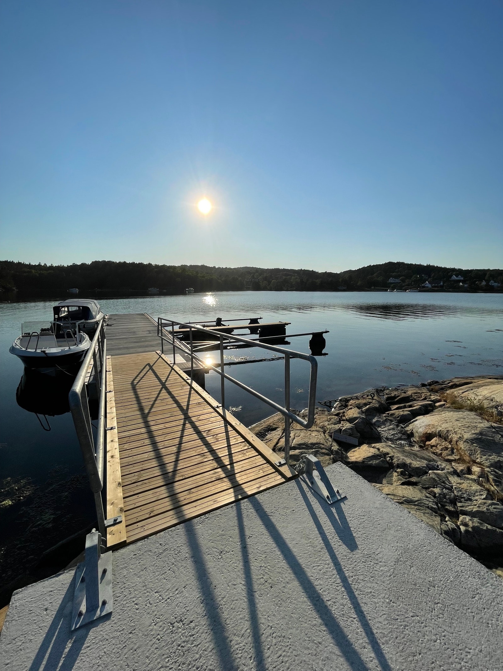 Sti fra hytta går ned til bryggen Galleribilde