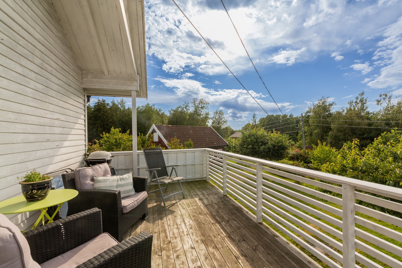 L2: terrasse med utsikt mot skogen Galleribilde
