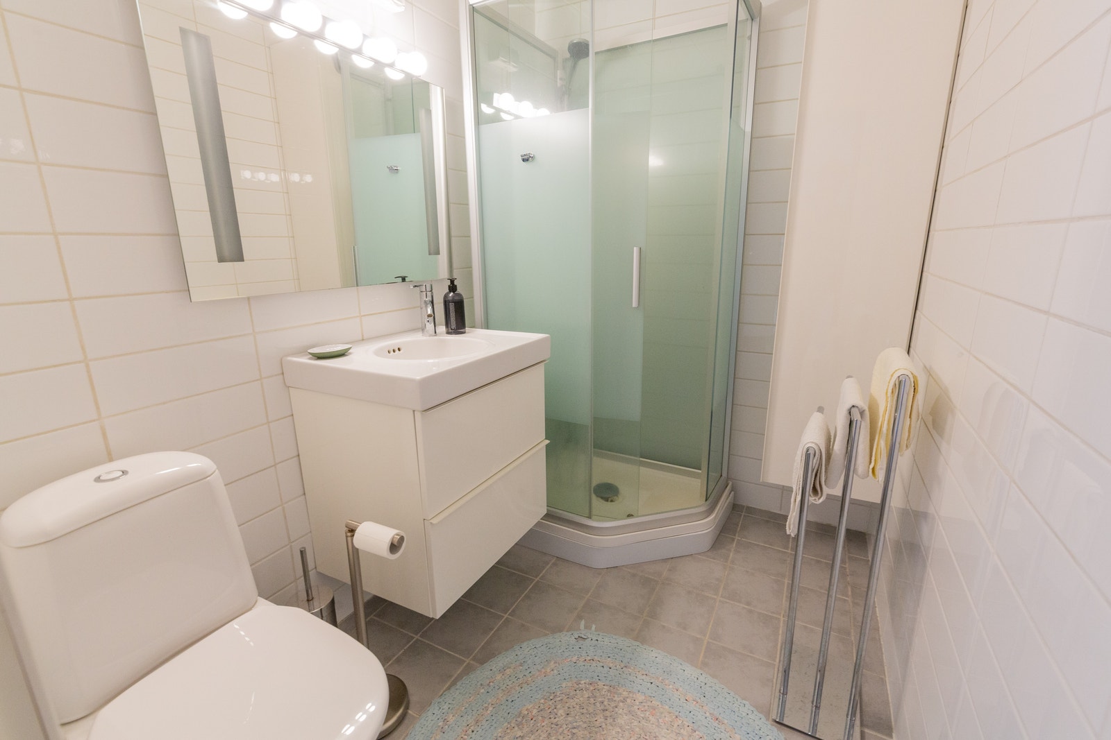 L2: bad med dusj og toalett Galleribilde