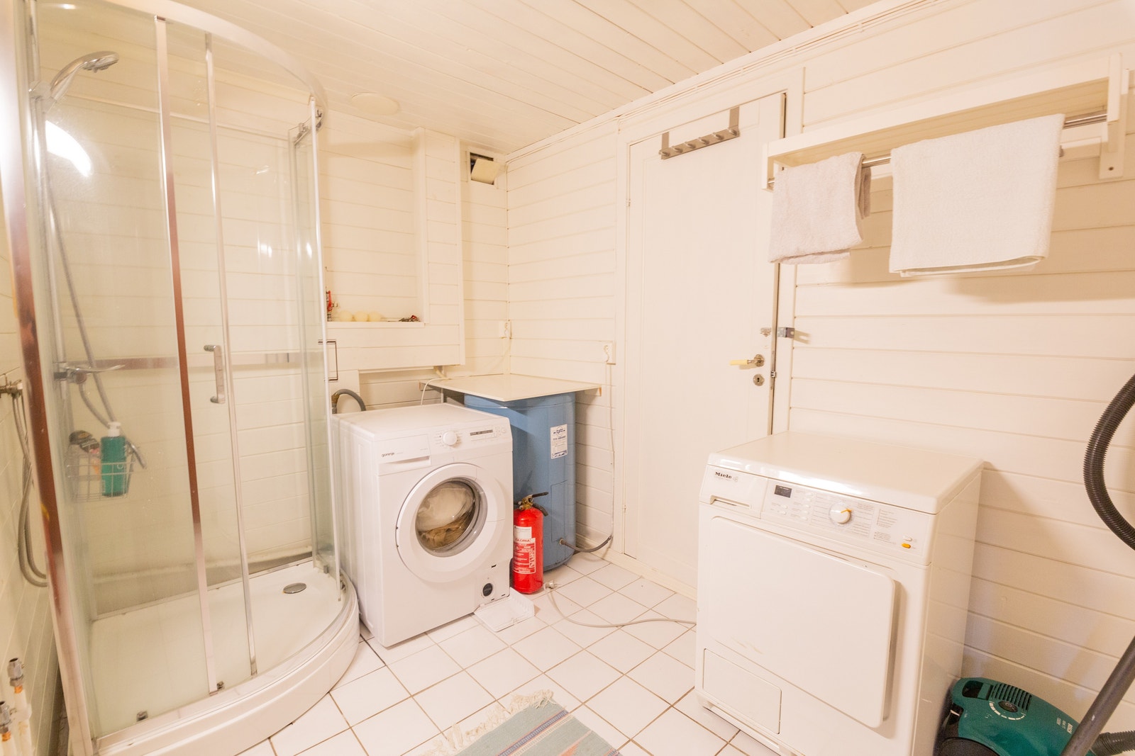 L1: bad og dusj med vaskemaskin og tørketrommel Galleribilde