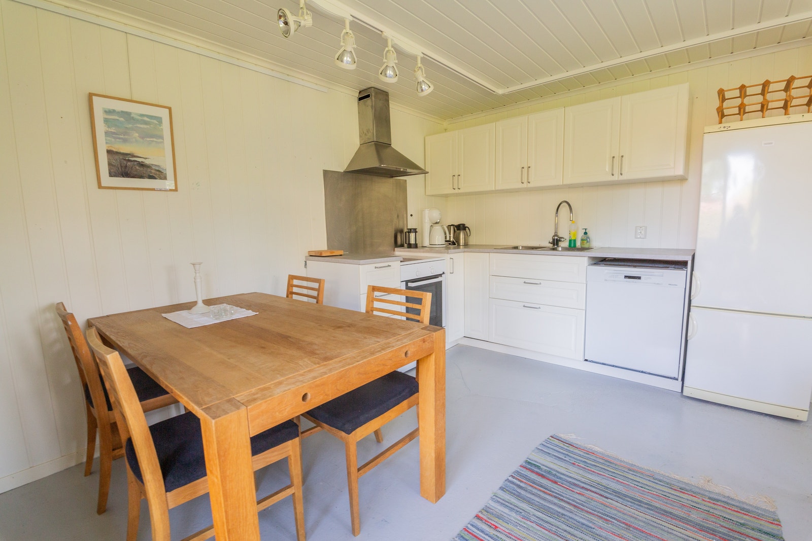 Skrivestue: spisebord og kjøkken Galleribilde