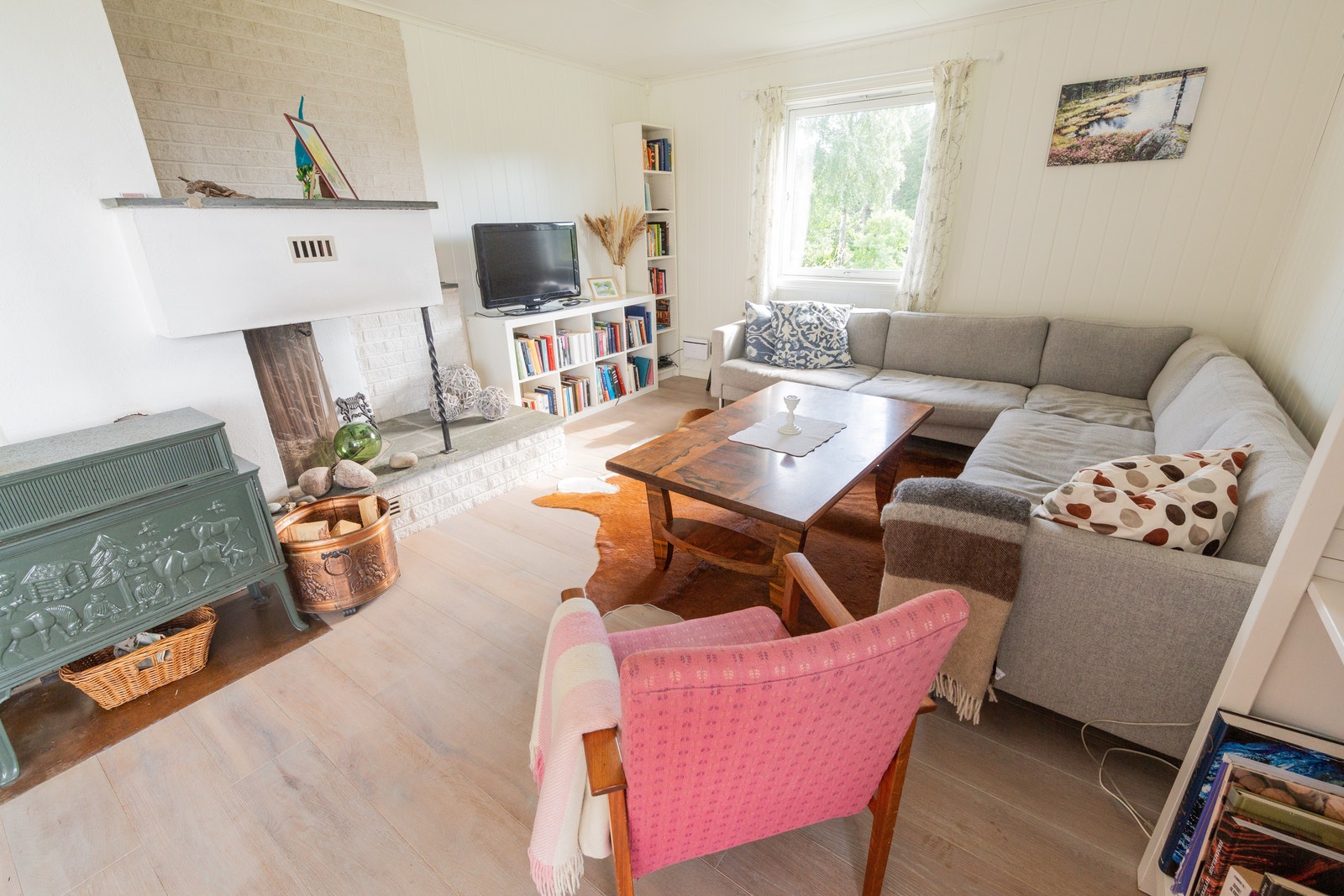 L2: stue med hjørnesofa og peis Galleribilde