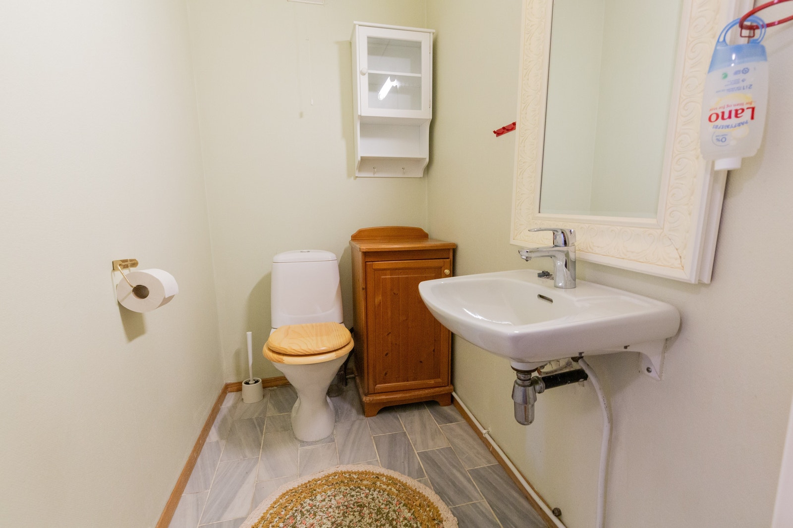 L1; Toalett med vask. Galleribilde