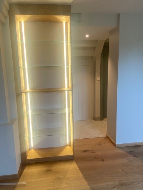 Hylle med led lys, garderobeskap i gang Galleribilde
